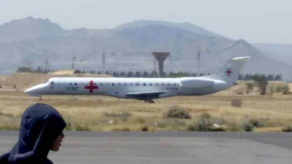 Un avión en el aeropuerto de Seiyun en Yemen. (Reuters)