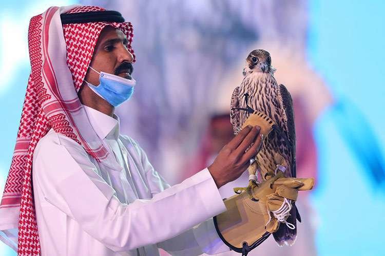 Un saudí muestra un halcón que se vendió por  173.284 dólares durante una subasta en la Saudi Falcons Club Auction en el Festival King Abdulaziz en Mulham, Riad. (Reuters)