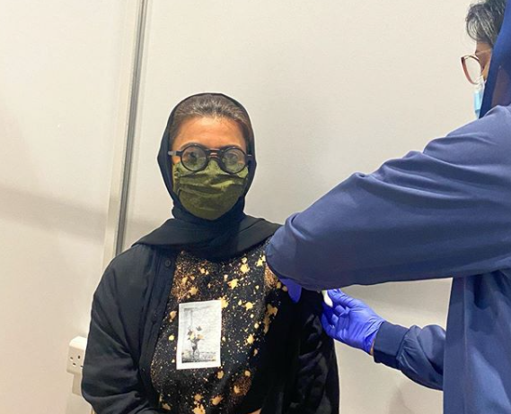 La ministra emiratí recibe la vacuna. (Instagram)