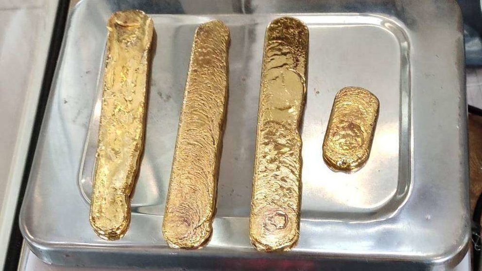 La policía difundió en Twitter imágenes del oro confiscado.