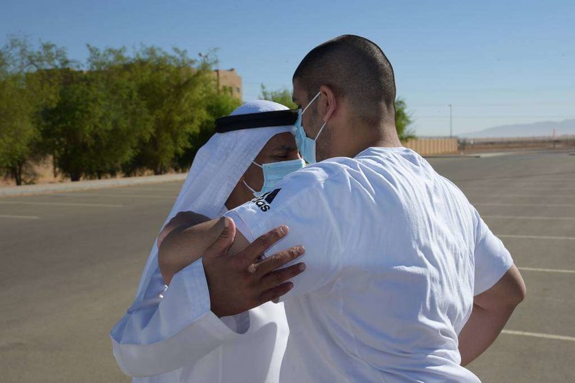 Un padre abraza a su hijo en EAU en la época del coronavirus. (WAM)