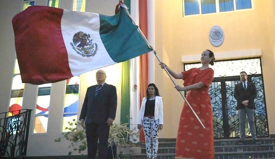 La embajadora de México protagoniza la tradicional ceremonia del Grito en la escalinata de la sede en Abu Dhabi acompañada del personal de la delegación diplomática. (EL CORREO)