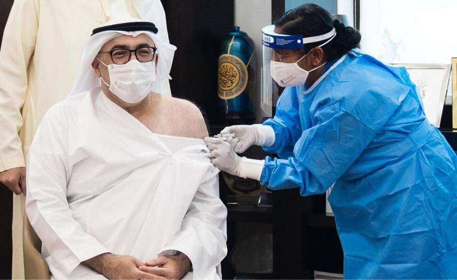 El ministro de salud de los EAU, Abdulrahman Al Owais, recibe la vacuna.