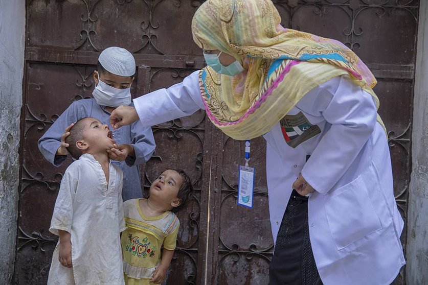 Un niño recibe la vacuna contra la polio. (WAM)