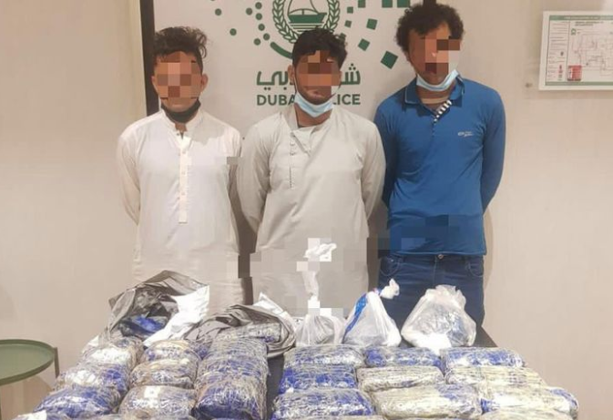 La Policía de Dubai difundió esta imagen de los detenidos y el alijo de droga.