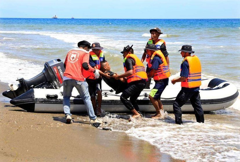 Médicos participan en el simulacro de terremoto y tsunami en el océano Índico en una playa en Dili, Timor Oriental, el 13 de octubre de 2020. (EPA)