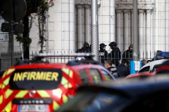 Agentes de policía aseguran el área después de un ataque con cuchillo en la iglesia de Notre Dame en Niza. (Reuters)
