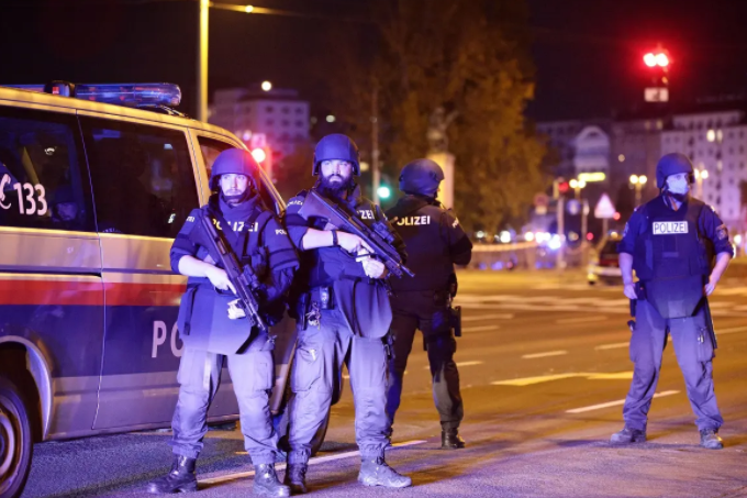 Despliegue policial en una de las zonas del tiroteo en Viena. (Al Arabiya)