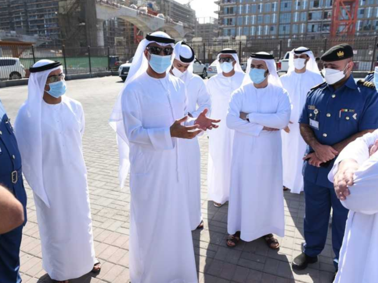 Profesionales emiratíes durante la pandemia. (WAM)