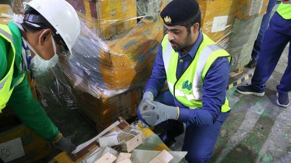 Los funcionarios de aduanas de EAU confiscan cajas de iPhones falsos. (WAM)