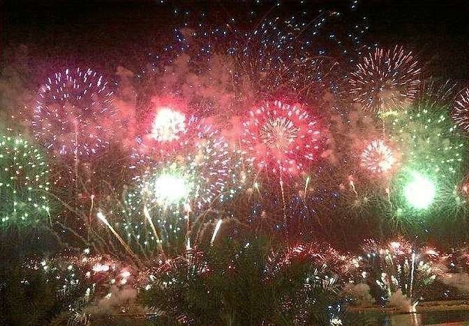 Fuegos artificiales por Año Nuevo en Abu Dhabi.