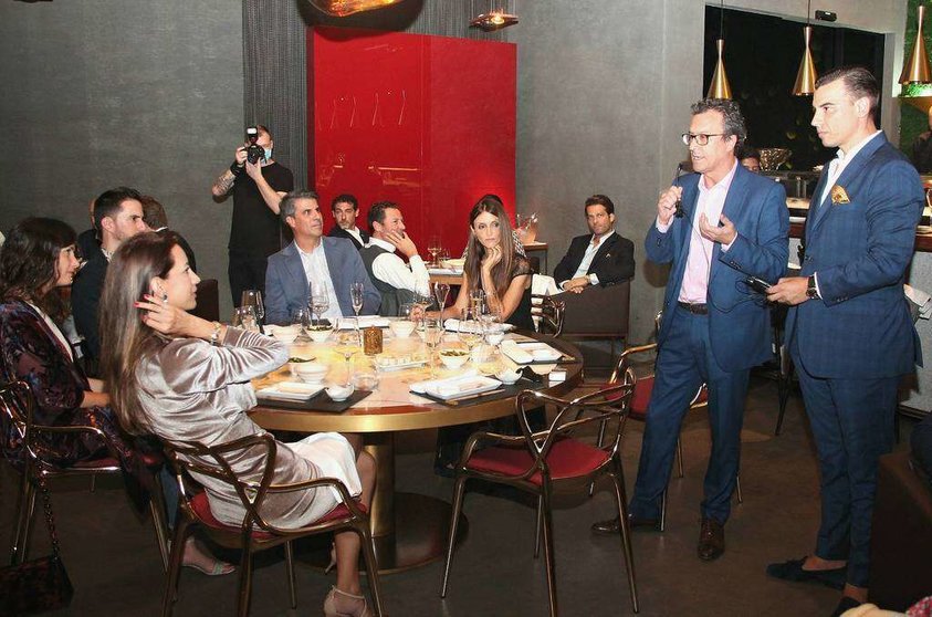 El embajador de España en EAU, Antonio Álvarez Barthe, interviene durante la inauguración oficial de 99 Sushi Bar Dubai en presencia de Jaime Castañeda, director general del restaurante. (EL CORREO)