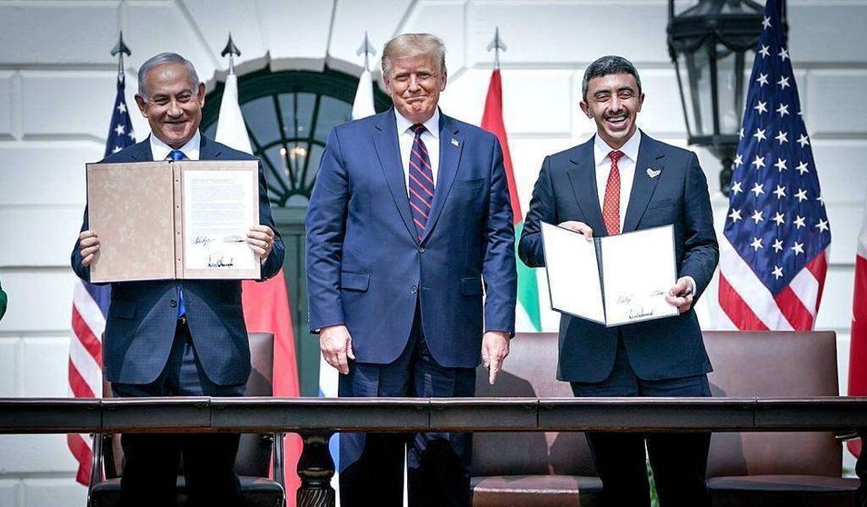 Los firmantes muestra el acuerdo en presencia de Donald Trump. (WAM)