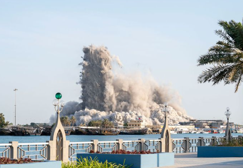 Una imagen de Twitter de la demolición de las torres de Abu Dhabi.