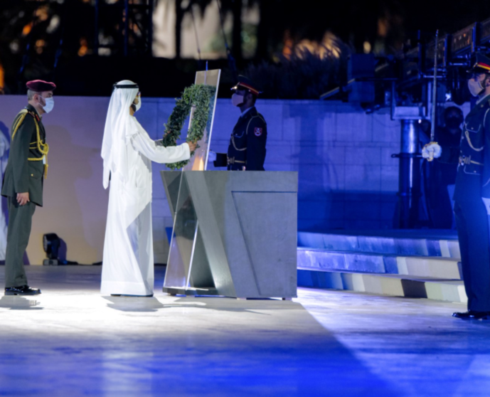 El gobernante de Dubai en el Monumento a los Caídos en Abu Dhabi. (WAM)