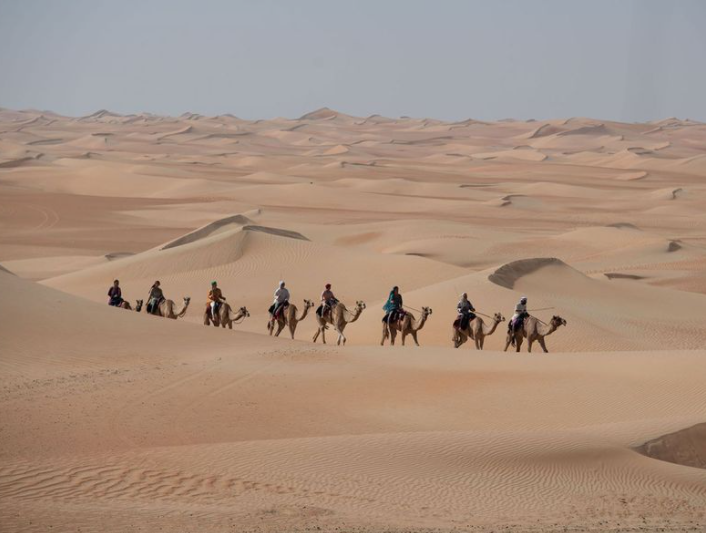 Los participantes en la caravana por el desierto de Emiratos. (HHC)