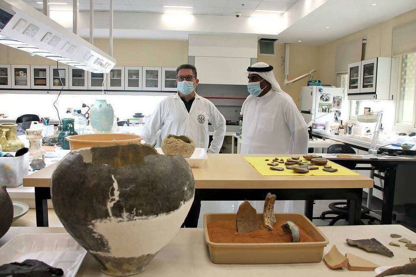 El restaurador español Miguel Ángel Núñez, en el laboratorio arqueológico que dirige en Sharjah. (María Pirén Enciso / EL CORREO)