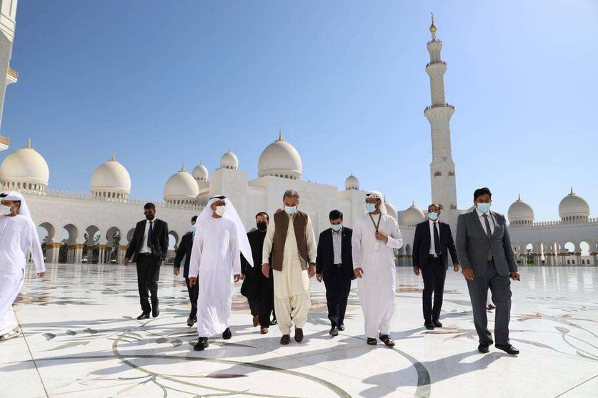 El ministro de Relaciones Exteriores de Pakistán visita la Gran Mezquita Jeque Zayed en la era del coronavirus. (WAM)