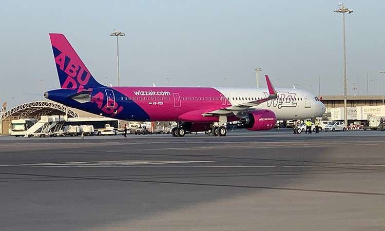 Un avión de Wizz Air en el aeropuerto de Abu Dhabi. (WAM)