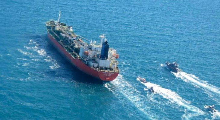 El tanquero surcoreano es interceptado por naves de la Guardia Revolucionaria iraní. (AFP)