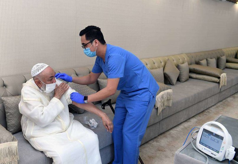 Un anciano recibe la vacuna Covid-19 en EAU. (WAM)