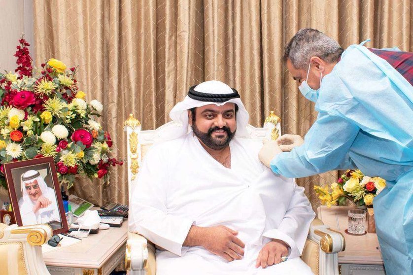 Mohammed bin Hamad bin Mohammed Al Sharqi recibe la vacuna  contra el Covid-19. (WAM)