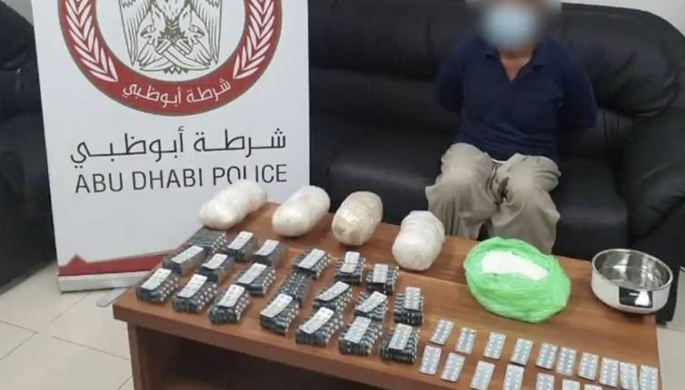 La Policía de Abu Dhabi difundió en las redes sociales una imagen de drogas confiscadas.