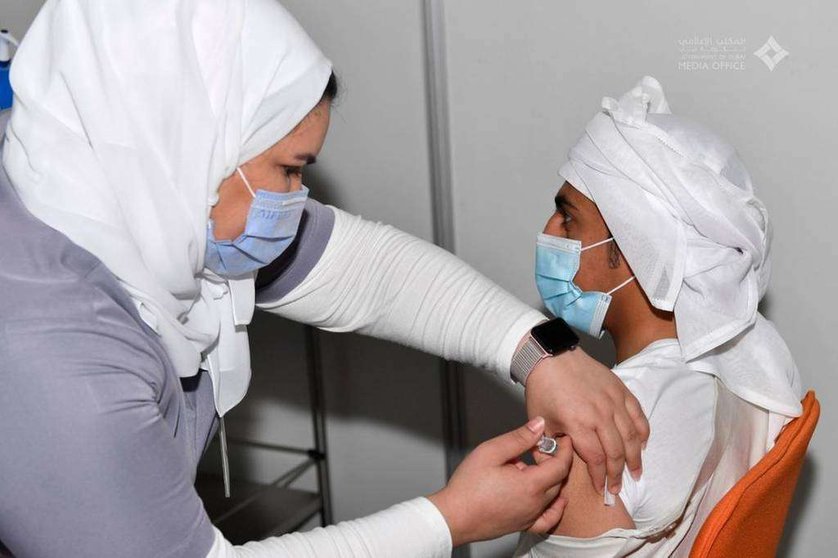 Dubai Media Office difundió esta imagen de una persona durante la vacunación Covid.