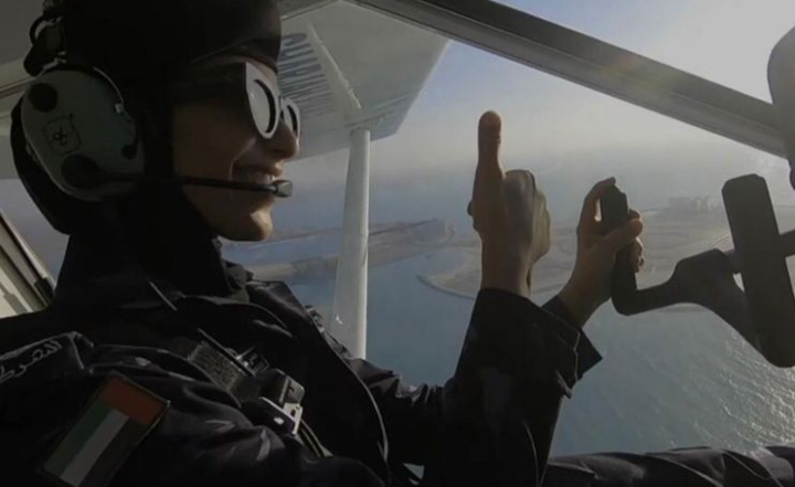 La piloto emiratí a bordo de su avión. (Fuente externa)