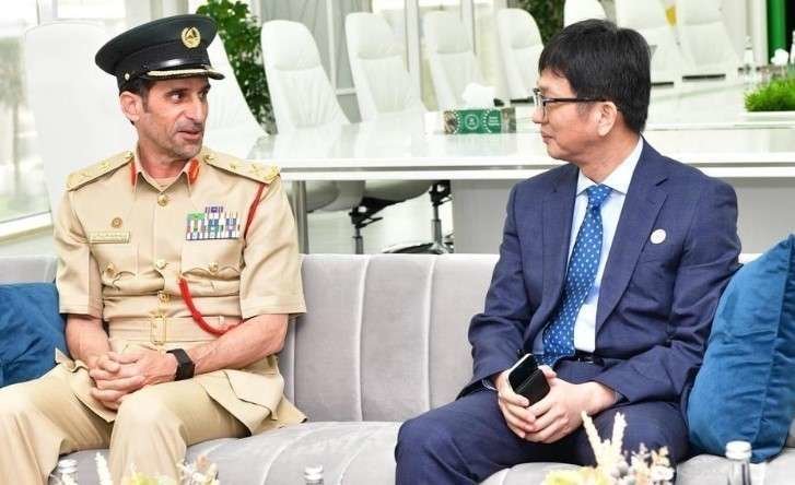 El mayor general Abdullah Al Marri, comandante en jefe de la Policía de Dubai y Roger Luo, presidente de DJI. 