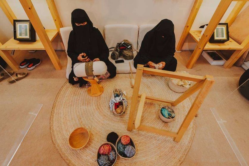 Artesanas emiratíes en el Festival Jeque Zayed de Abu Dhabi. (WAM)