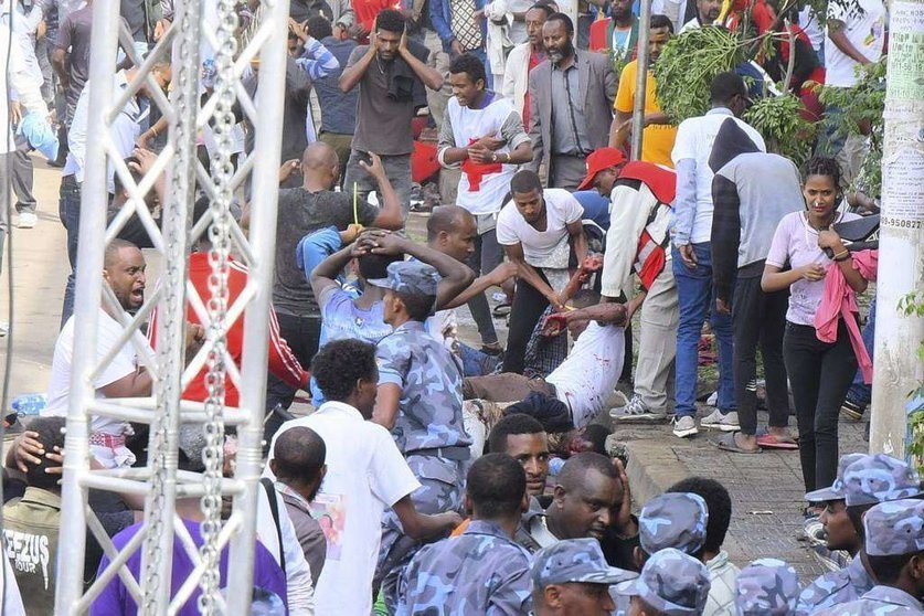 En la imagen de Reuters, heridos en el atentado perpetrado este sábado durante un mitin en Addis Abeba.