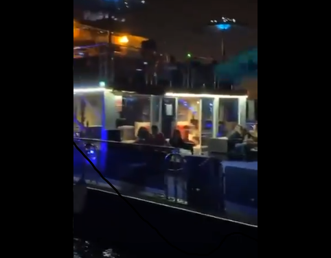 Un fotograma del vídeo de la fiesta intervenida por la Policía en Dubai. (@DXBMediaOffice)