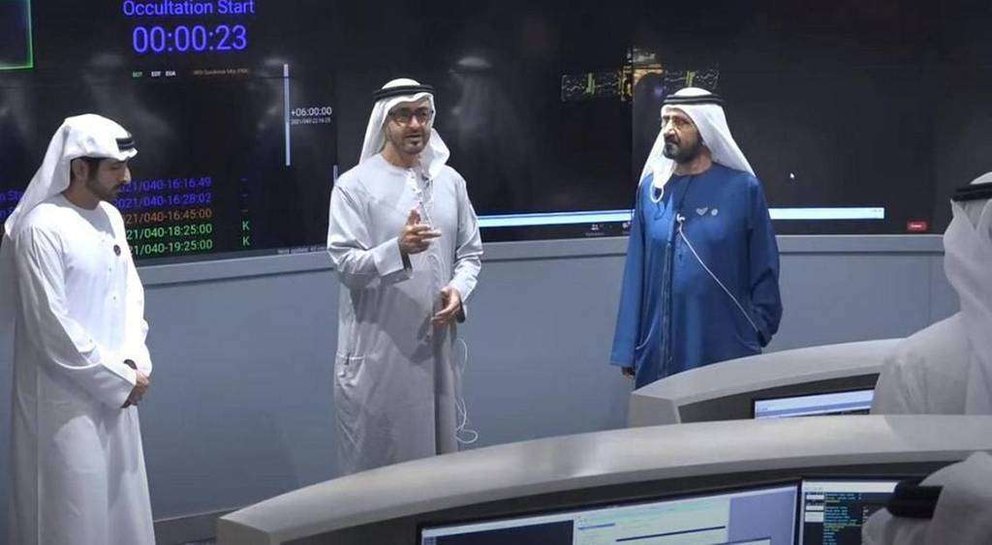 El jeque Mohamed bin Zayed,el jeque Mohammed bin Rashid agradecen personalmente al personal del control de la misión en Dubai. 