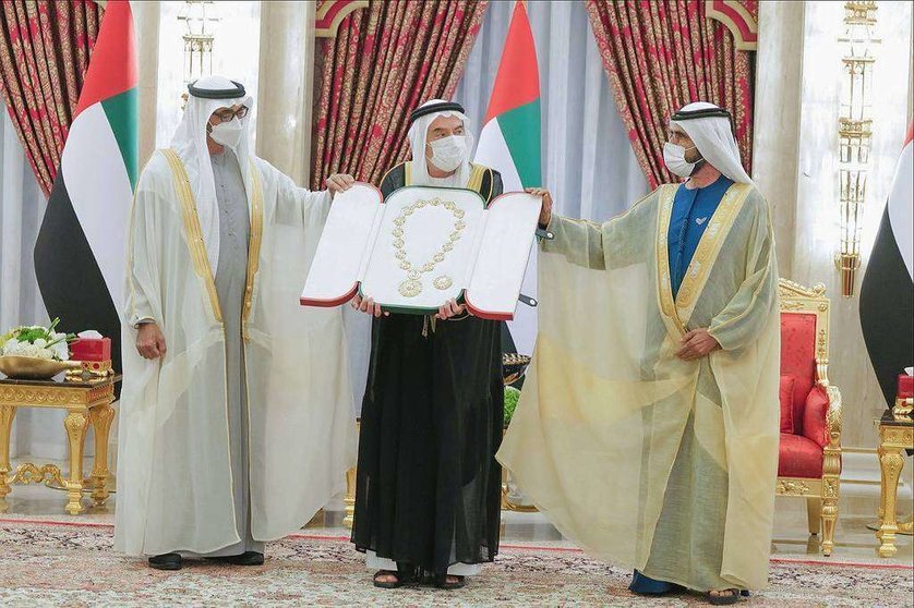 El gobernante de Dubai y el príncipe heredero de Abu Dhabi entregan un reconocimiento a Anwar Gargash. (Twitter)