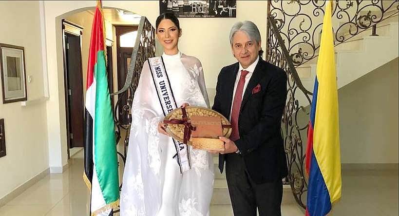 Jaime Amín entrega un obsequio a Laura Olascuaga en la Embajada de Colombia en Emiratos Árabes Unidos. (EL CORREO)