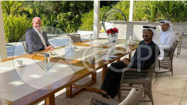 El rey Juan Carlos junto al príncipe heredero Abu Dhabi y el CEO de Mubadala. (Cope)