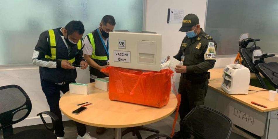 Autoridades aeroportuarias difundieron esta imagen de la confiscación de las vacunas en Bogotá.