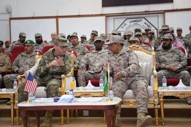 Las Fuerzas Terrestres Reales de Arabia Saudita y las tropas del Ejército de EEUU, en una ceremonia de ejercicios militares conjuntos. (SPA)