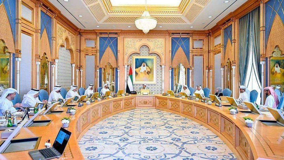 El jeque Mansour bin Zayed, viceprimer ministro y ministro de Asuntos Presidenciales, encabeza la primera reunión del comité de planificación de 50 años. (WAM)