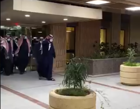 Mohammed bin Salman, a su salida del hospital tras la intervención. (SPA)
