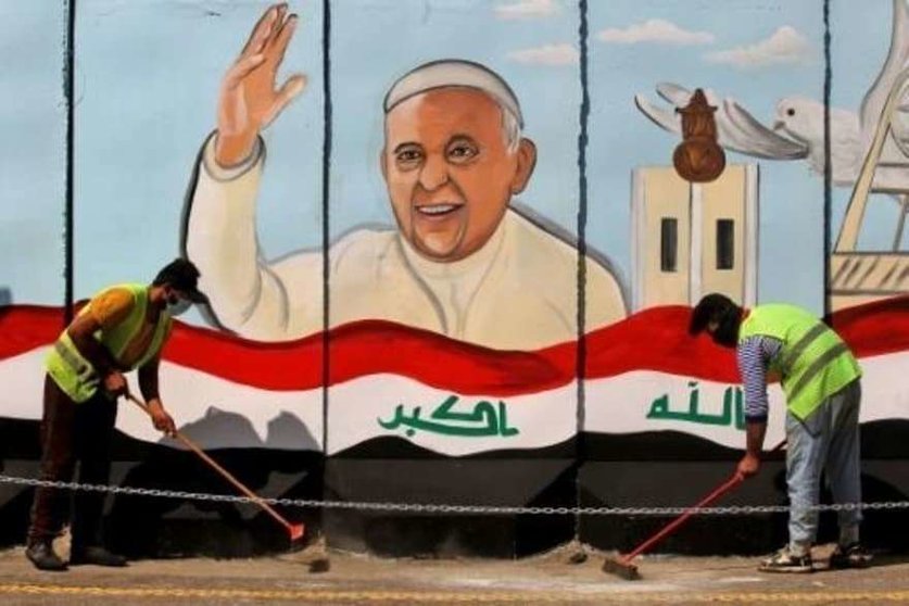 En la imagen de AFP, el papa en un cartel en Irak.