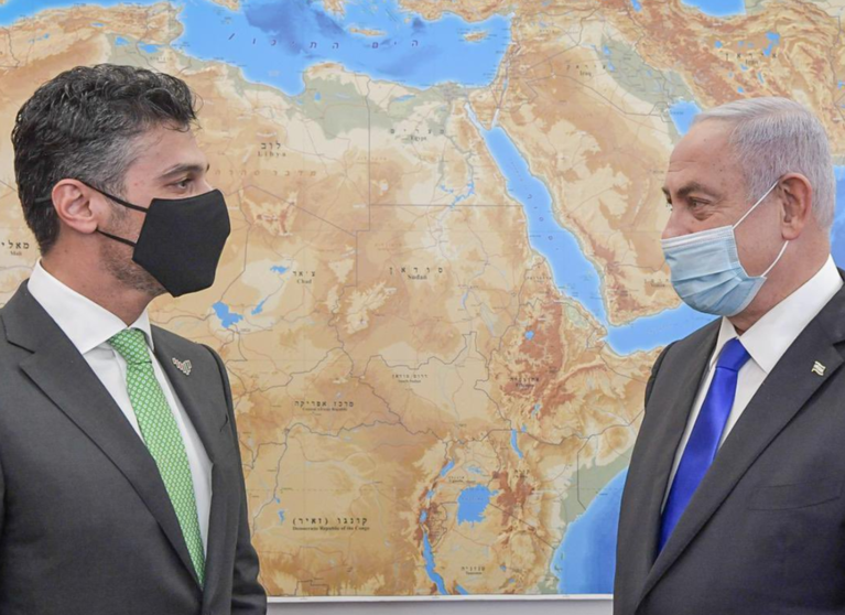 El embajador de Emiratos Árabes Unidos en Israel junto a  Benjamin Netanyahu. (Twitter)