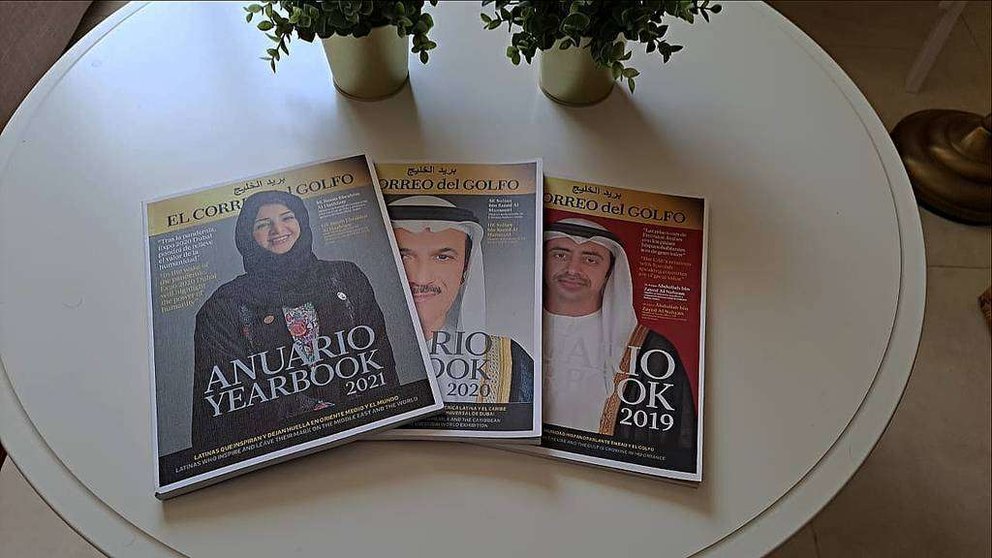 Ejemplares de los tres Anuarios publicados por EL CORREO DEL GOLFO, en la Embajada de Chile en Emiratos Árabes. (Cedida)