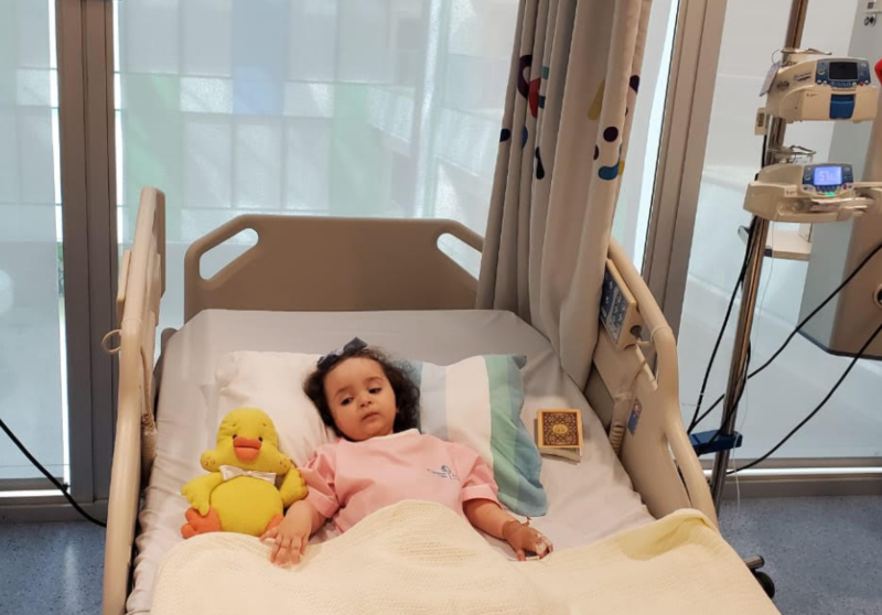 Dubai Media Office difundió esta imagen de la niña iraquí en el hospital del emirato.