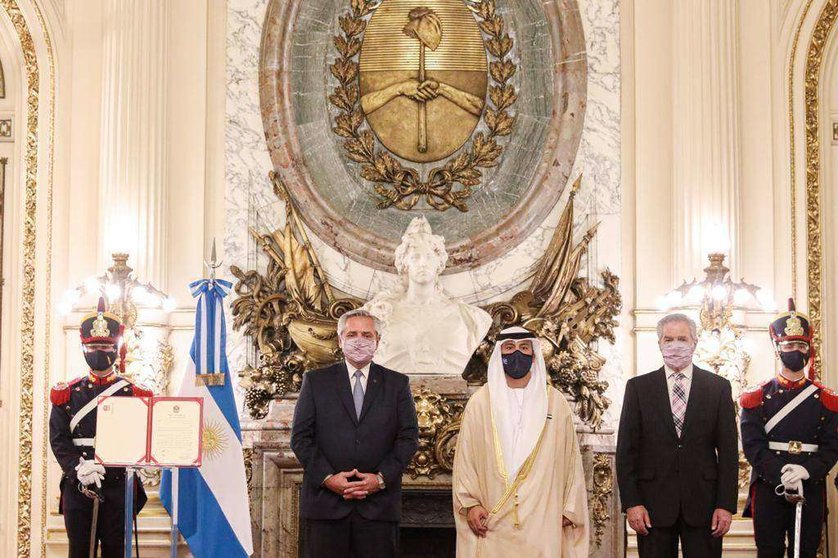 El presidente de Argentina junto al embajador de Emiratos Árabes, primero y segundo por la izquierda. (Wam)