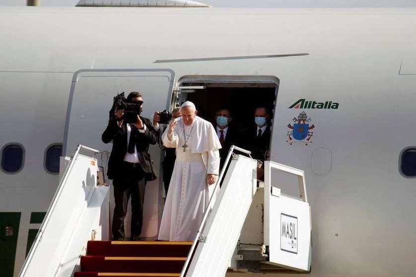 En la imagen de Reuters, el Papa se despide del pueblo de Irak antes de partir hacia Roma.