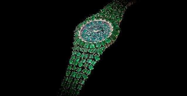 Una imagen del reloj realizado con esmeraldas de alta calidad.