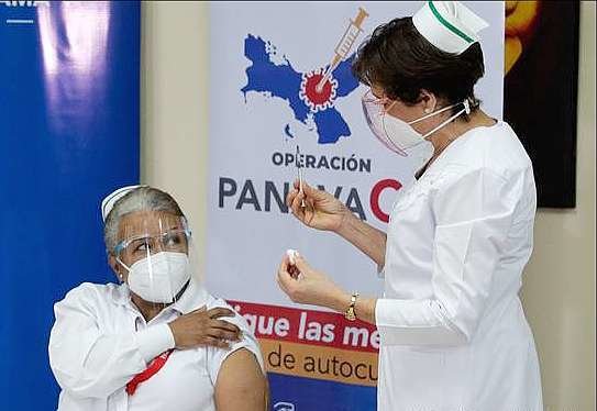 Mujer recibe la vacuna contra el coronavirus en Panamá. (www.dw.com)