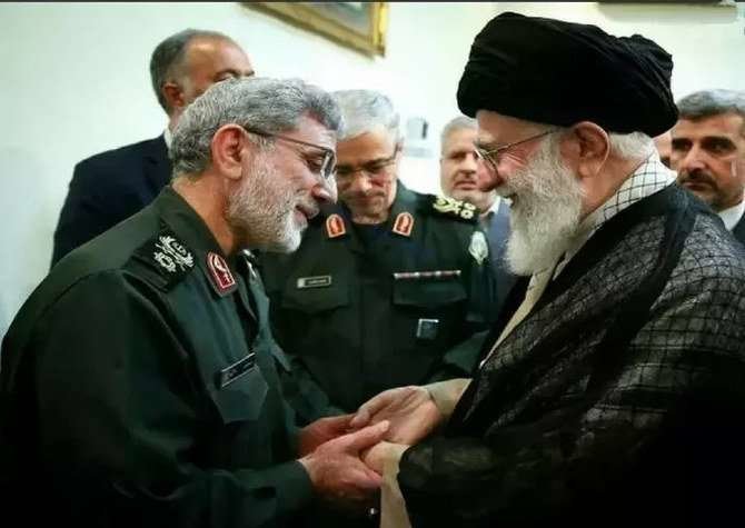 Ismail Qaani, comandante de la Fuerza Quds de Irán junto al líder supremo de Irán, Ali Khamenei. (Foto de redes sociales)